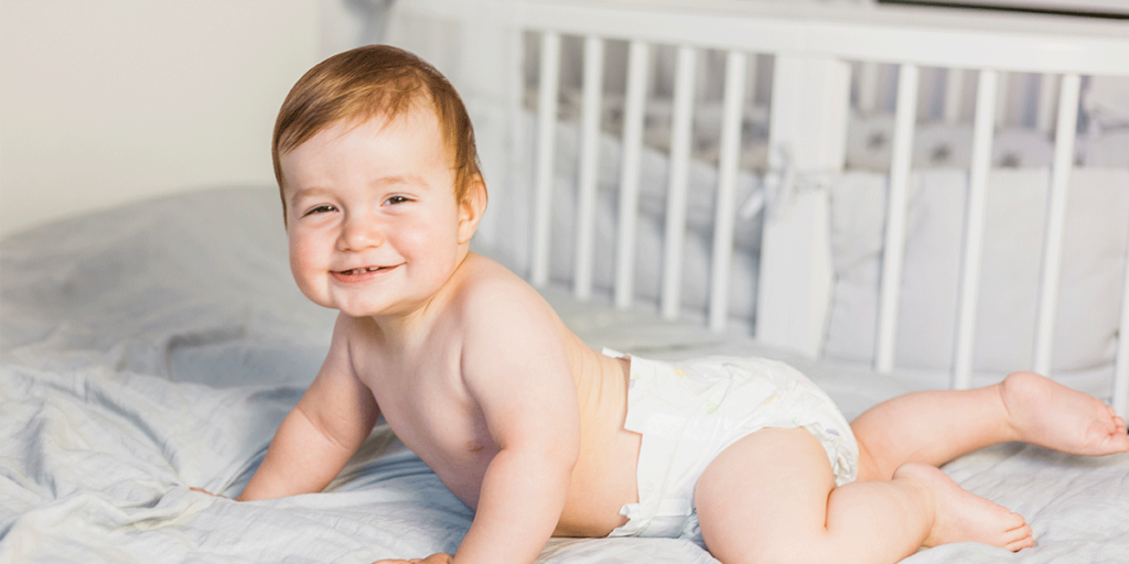 bebê engatinhando e sorrindo precisa ir ao cirurgião pediatra para tratar hipospádia