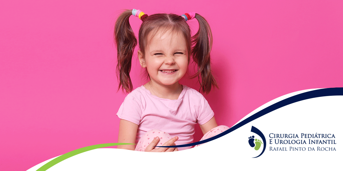 menina de roupa rosa sorrindo tem infecção urinária em crianças e precisa ir ao urologista