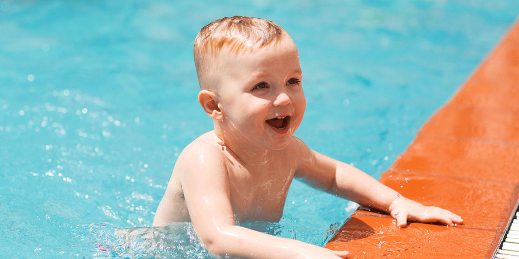 menino sorrindo na piscina tem hipospádia