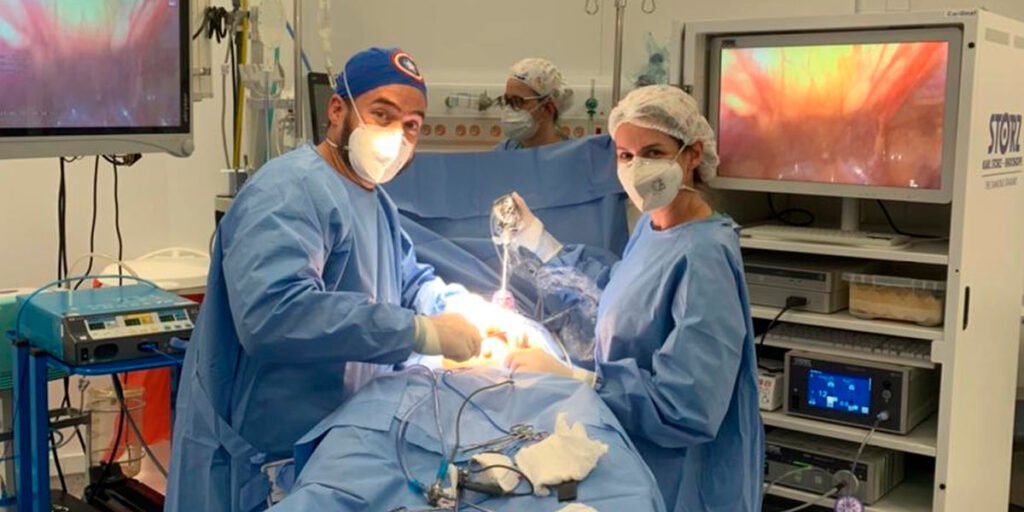 Doutor Rafael e doutora operando paciente infantil - Dr. Rafael Rocha cirurgião pediatra