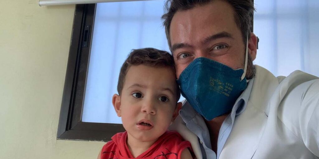 Dr. Rafael Rocha urologista infantil de São Paulo com criança